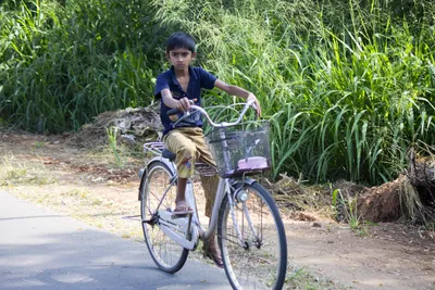 Мальчик катается на велосипеде.» — создано в Шедевруме