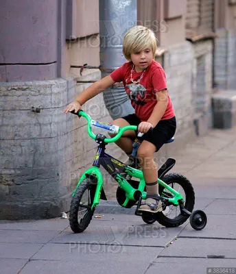 Мальчик с избыточным весом катается на велосипеде в парке :: Стоковая  фотография :: Pixel-Shot Studio