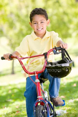 Счастливый Маленький Мальчик На Велосипеде — стоковые фотографии и другие  картинки Кататься на велосипеде - Кататься на велосипеде, Ребёнок,  Двухколёсный велосипед - iStock
