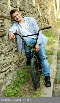 Мальчик на велосипеде стоковое фото ©serggn 203903422