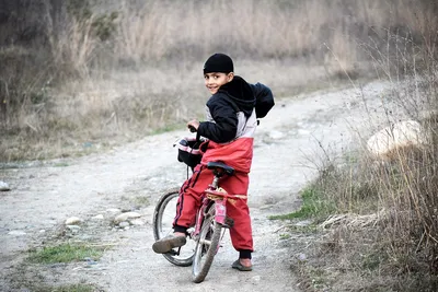 Мальчик на велосипеде иллюстрация вектора. иллюстрации насчитывающей потеха  - 47968481