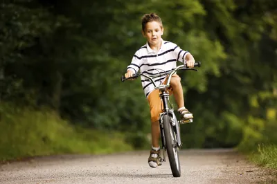 Мальчик на велосипеде в шлеме стоковое фото ©zhuzhu 11420296
