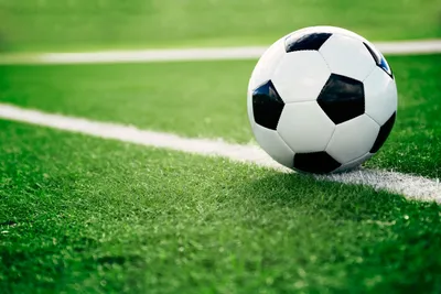 футбольный мяч Adidas на траве открытое поле · Бесплатные стоковые фото