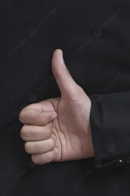 Фото Веселый мужчина показывает большой палец вверх