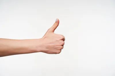 Женщина делает большой палец вверх жест · Бесплатные стоковые фото