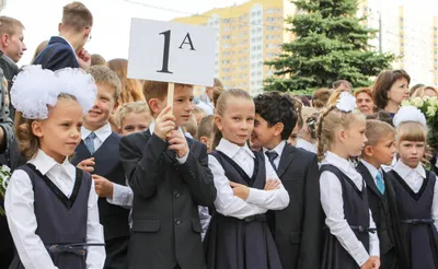 первоклассники в школе в праздник начала начального образования. счастливые  девочки и мальчики в школе Редакционное Стоковое Фото - изображение  насчитывающей элементарно, ранг: 225888318