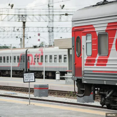 вагоны зеленого поезда на станции. Редакционное Стоковое Фото - изображение  насчитывающей паровоз, поезд: 226297078