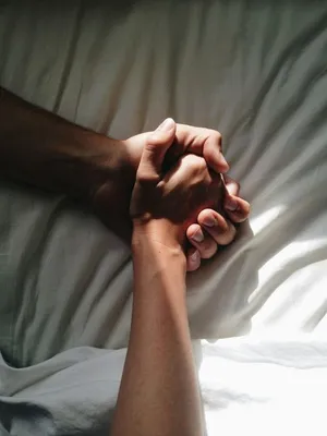 Рука в руке Пожилые люди держат друг друга за руки Стоковое Изображение -  изображение насчитывающей поколение, влюбленность: 159317373
