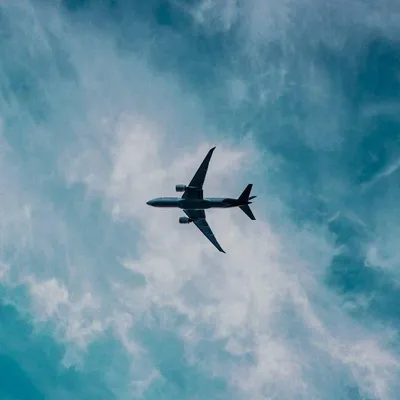 самолет с обломками летящими в небе, 3d самолет падает в небе, Hd  фотография фото, самолет фон картинки и Фото для бесплатной загрузки