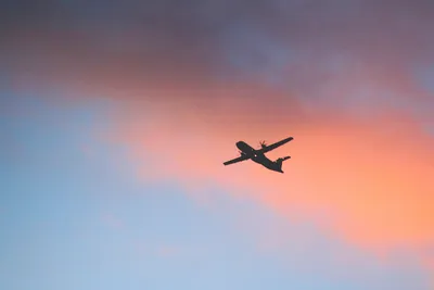 Пассажирский самолет в небе Редакционное Стоковое Фото - изображение  насчитывающей сила, москва: 149835718