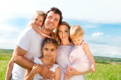 Счастливая семья с 2 детьми Стоковое Фото - изображение насчитывающей  актиния, содружественно: 180434864