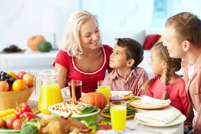 счастливая семья за столом - Поиск в Google | Healthy families, Family  dinner, Holistic nutrition