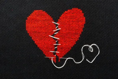 У молодой женщины болит сердце Стоковое Изображение - изображение  насчитывающей сердце, приложения: 230014963