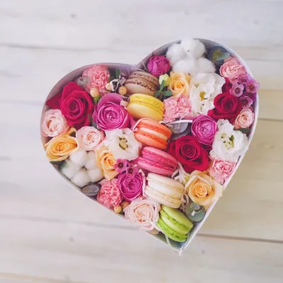Коробка с цветами и макаронс \"Большое сердце\" — Цветы, букеты и подарки с  доставкой. Бутово, Теплый стан