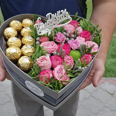 Купить коробку Raffaello и цветов. Заказать Сердце из цветов и конфет с  доставкой по Днепру | Royal-Flowers