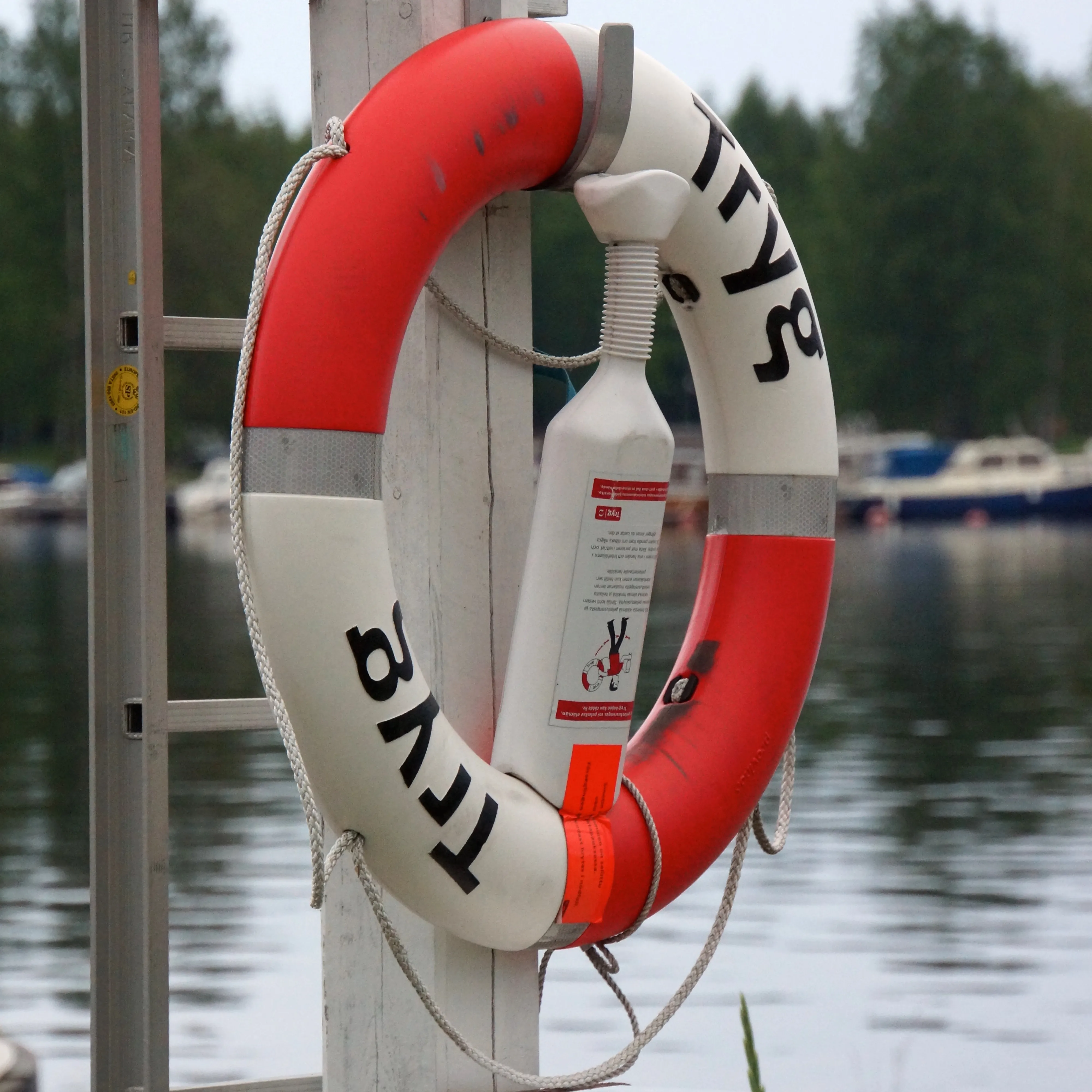 Купить в москве спасательный. Спасательный круг на лодке. Спасательный круг на катере. Буй спасательный надувной. Спасательный круг на яхте.