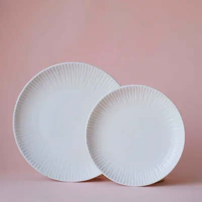Плоская белая тарелка с тисненым краем – в стильном интернет-магазине  DECORAHOLIC