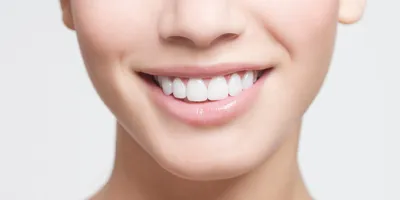 Желтые зубы – дефект или признак голливудской улыбки? Почему зубы желтые с  рождения