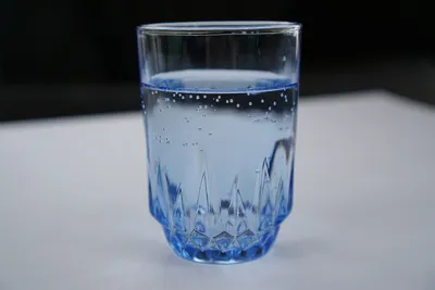 Для каких целей можно использовать воду в стакане?» — создано в Шедевруме