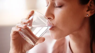 Как влияет питьевая вода на здоровье кожи человека - полезные советы и  рекомендации