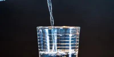 Зачем выпивать стакан воды утром натощак: польза и вред
