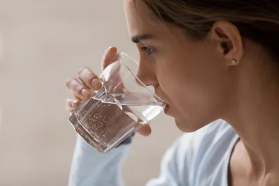 вода чистая в стакане стоит на ярком фоне Stock Photo | Adobe Stock