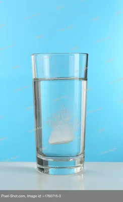 Чистая вода в стакане стоковое фото. изображение насчитывающей кристалл -  159069188