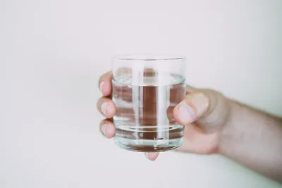 Вода чистая освежает в стакане» — создано в Шедевруме