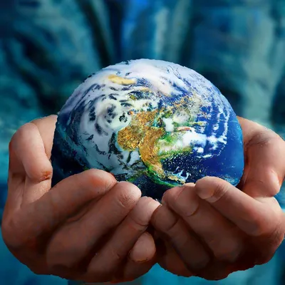 Планета земля в руках 4К» — создано в Шедевруме