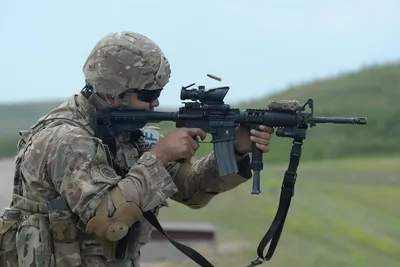 Американский Солдат Aiming A Pistol — стоковые фотографии и другие картинки  Американская культура - Американская культура, Армейский шлем, Армия -  iStock