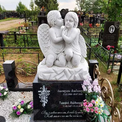 Памятник на могилу Скорбящий Ангел