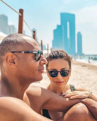 Влюбленные на пляже: Ани Лорак показала страстное фото с «Мистером Испания»  в Эмиратах