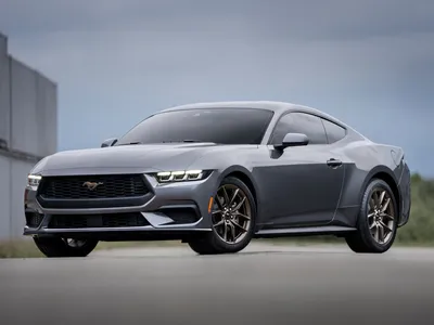 Сравнение Chevrolet Camaro и Ford Mustang по характеристикам, стоимости  покупки и обслуживания. Что лучше - Шевроле Камаро или Форд Мустанг