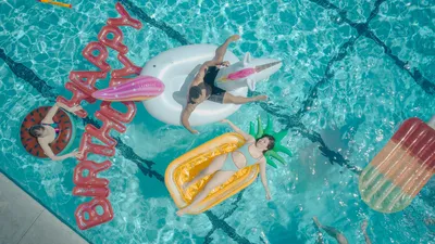 Девушка в бассейне | Пляжные фотографии позы, Пляжные позы, Водная  фотография