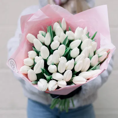 Букет 35 белых тюльпанов-1 - заказ цветов в Санкт-Петербурге с доставкой на  дом. Приобрести ароматные Букеты из тюльпанов недорого.