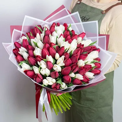 39 белых тюльпанов в шляпной коробке 1 шт. купить с доставкой в Москве.  Цена от 7850 ₽