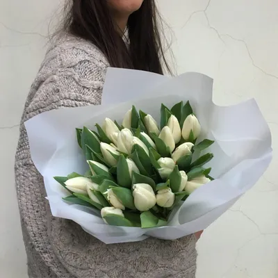 Букет 13 белых тюльпанов с доставкой в Новосибирске. Служба доставки цветов  и подарков - FLO365
