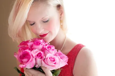 Фотографии блондинок Красивые букет роза розовые Девушки Белый фон