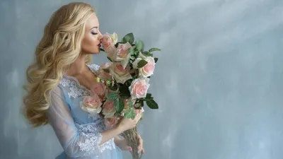 Блондинка держит букет роз и маками с Стоковое Изображение - изображение  насчитывающей подарок, флора: 170406255
