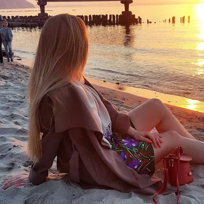 Девушка блондинка с длинными волосами на закате у моря | Блондинка,  Фотосессия, Красота волос