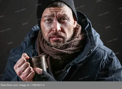 Портрет бедного бомжа с чашкой горячего напитка на темном фоне :: Стоковая  фотография :: Pixel-Shot Studio
