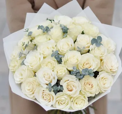 Букет белые розы 51 шт в белой упаковке «Ты моя нежность» • Доставка букетов  в Санкт-Петербурге