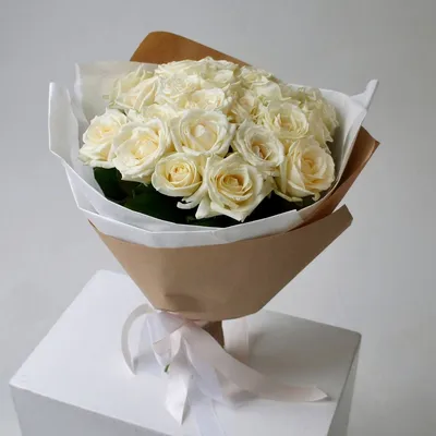 Букет из 25 белых роз 50см. с доставкой на дом в Санкт-Петербурге. Заказать  нежный букет из белых розочек.