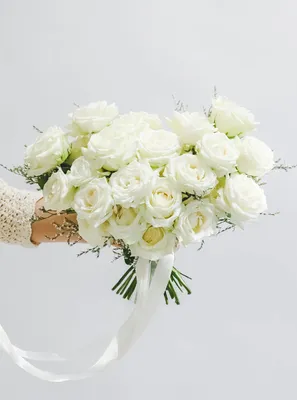 Купить букет из белых роз с эвкалиптом в Великом Новгороде в  интернет-магазине «Дон Пион»\"
