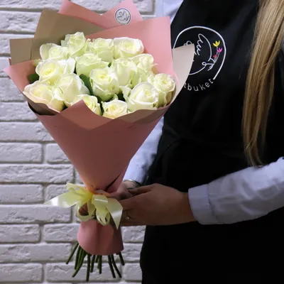 Купить Букет из 5 белых роз и рускуса в Москве недорого с доставкой