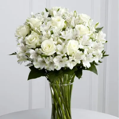 Букет из белых роз и эустомс бесплатной доставкой в Барнауле