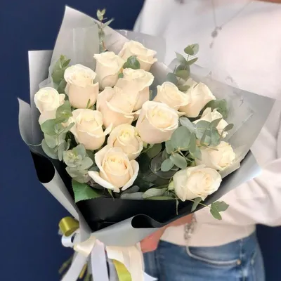 Букет из 7 белых роз 40 см - купить в Москве по цене 1290 р - Magic Flower