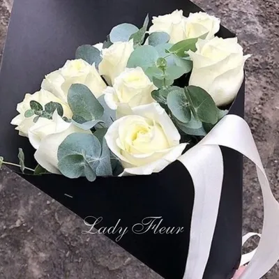 Букет из 15 белых роз (50 см) с эвкалиптом с бесплатной доставкой по  Екатеринбургу | ПроБукеты
