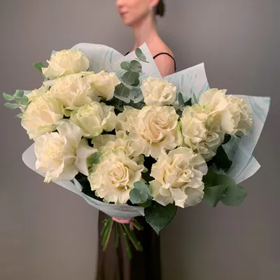 Букет роз с вероникой, снежноягодником и леукадендроном купить с доставкой  в СПб