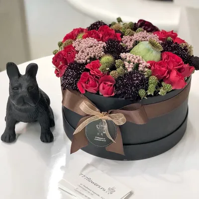 Боска: цветы в шляпной коробке за 5590 по цене 5590 ₽ - купить в RoseMarkt  с доставкой по Санкт-Петербургу